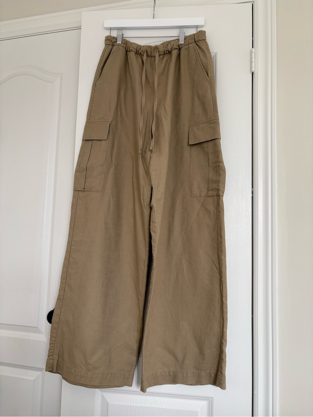 GAP Wide-Leg Cargo Pants in Tan